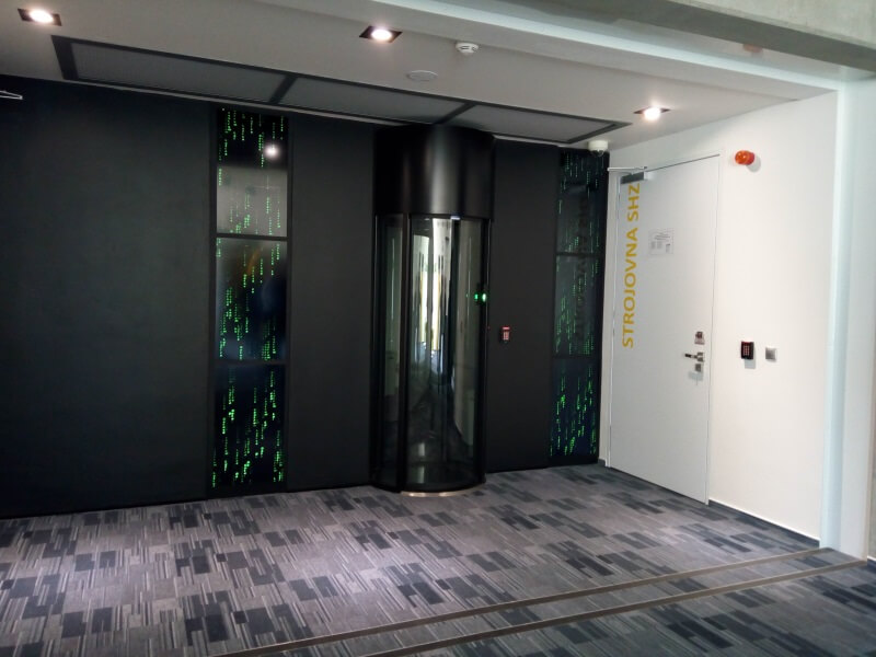 Personální propusť do sálu datového centra v Lužici